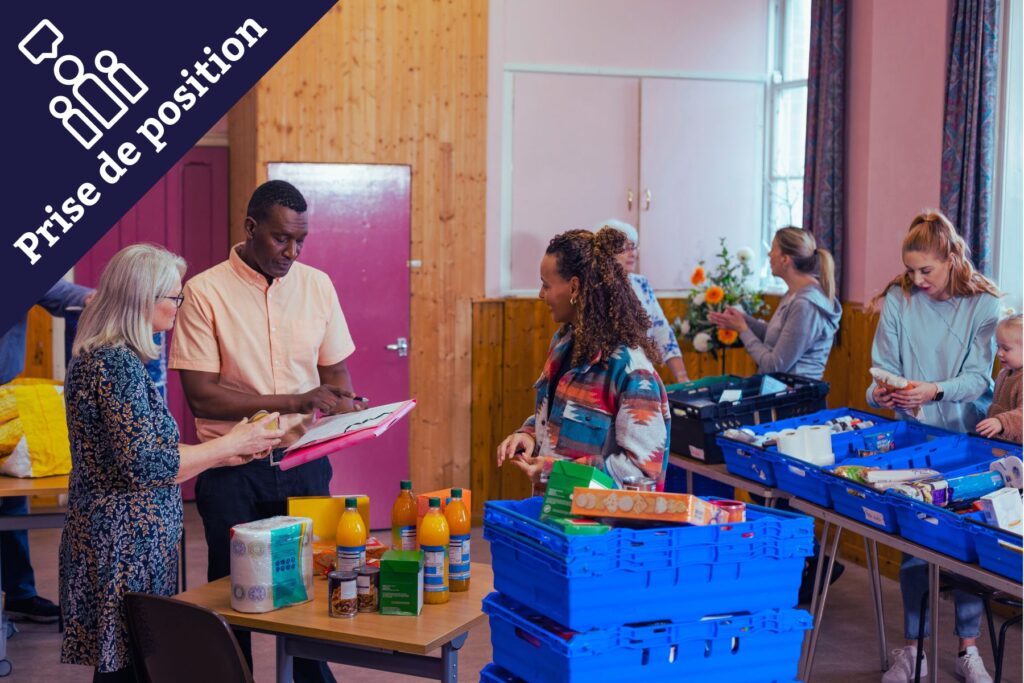 Personnes dans une banque alimentaire