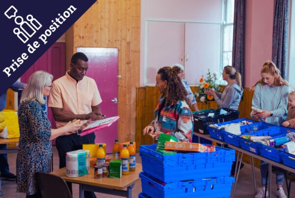 Personnes dans une banque alimentaire